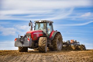 Foto: Traktor auf Feld