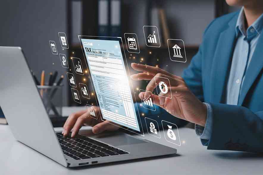 Foto: Person arbeitet auf Laptop